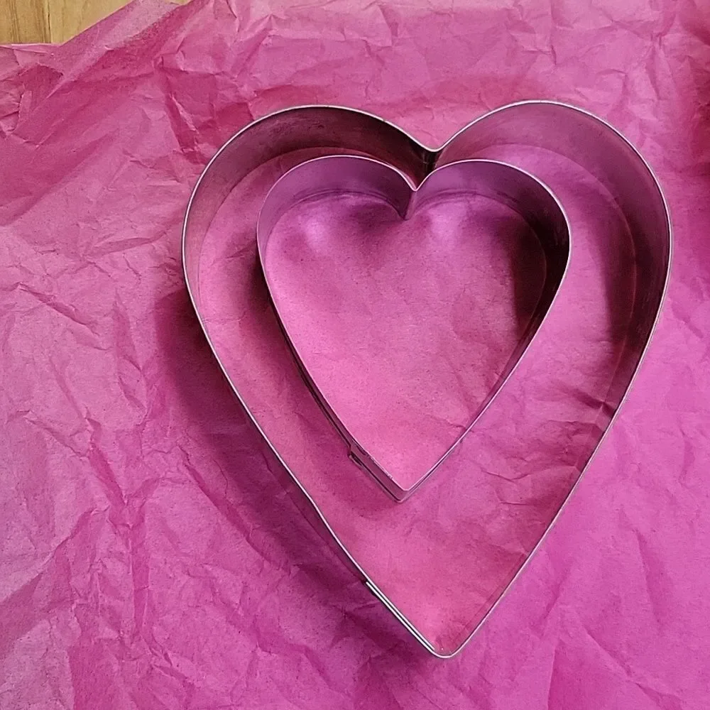18 piece metal‎ Valentines Day/wedding cookie cutters plus heart spatula